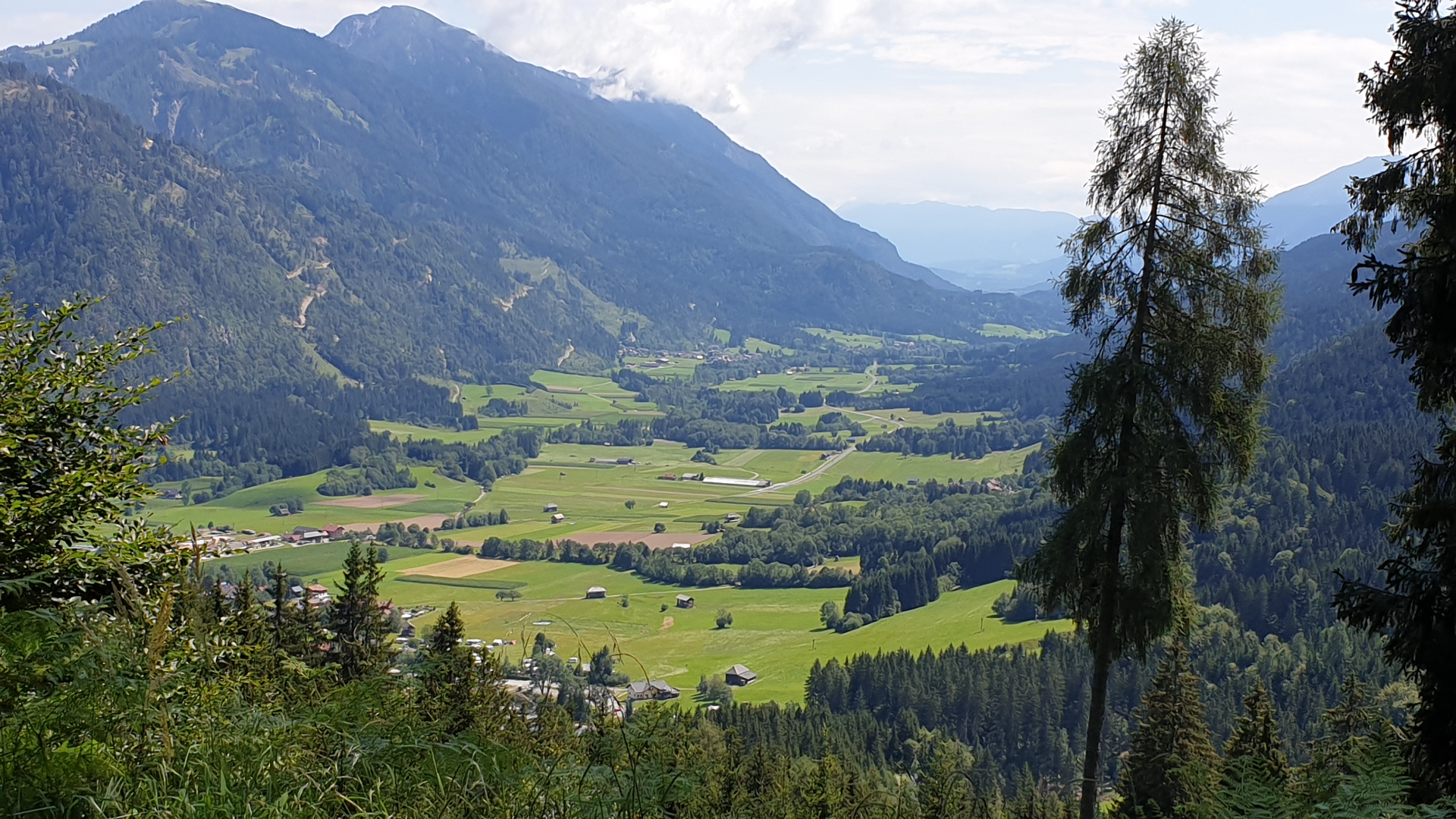 Panoramisch uitzicht over de groene vallei van Weissbriach vanaf een wandelroute