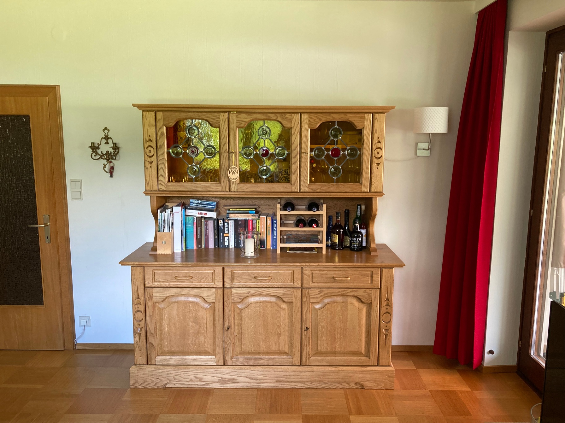 Massief houten kast in de woonkamer