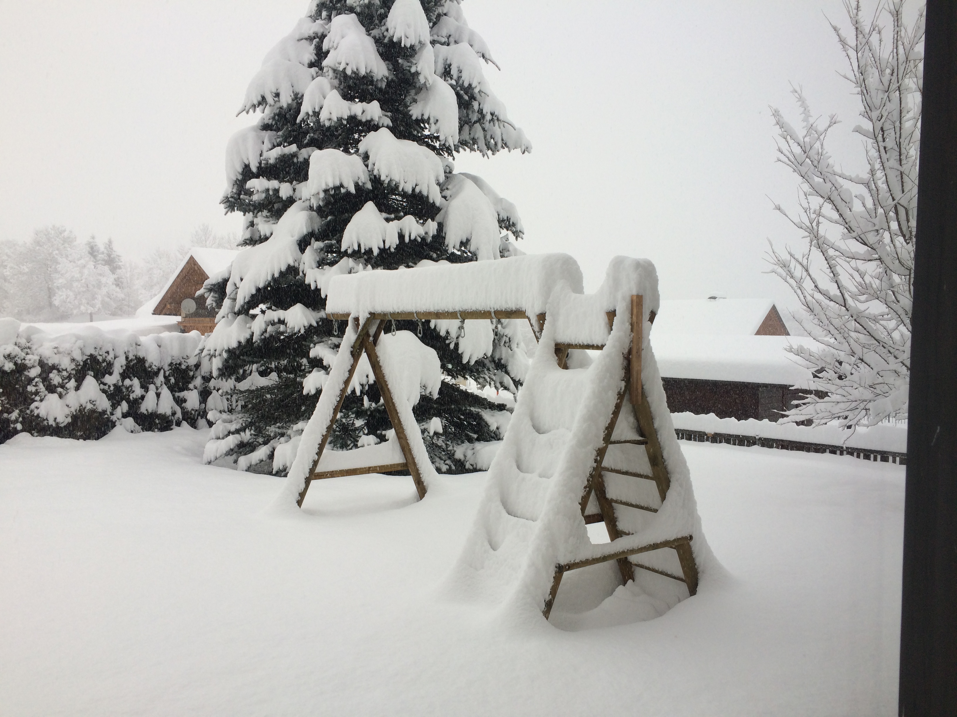 Speeltoestel in besneeuwde tuin