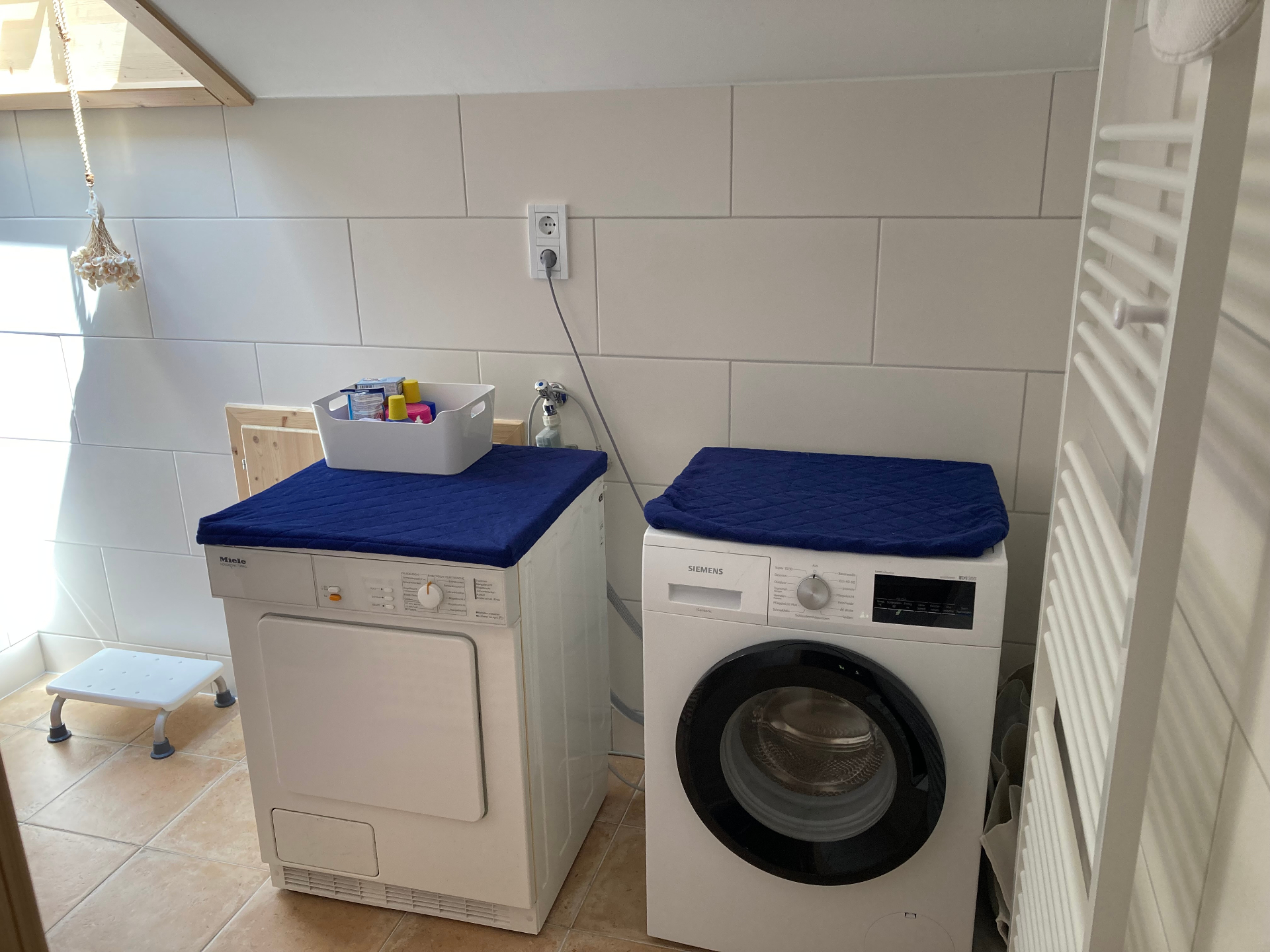Badkamer boven met wasmachine en droger