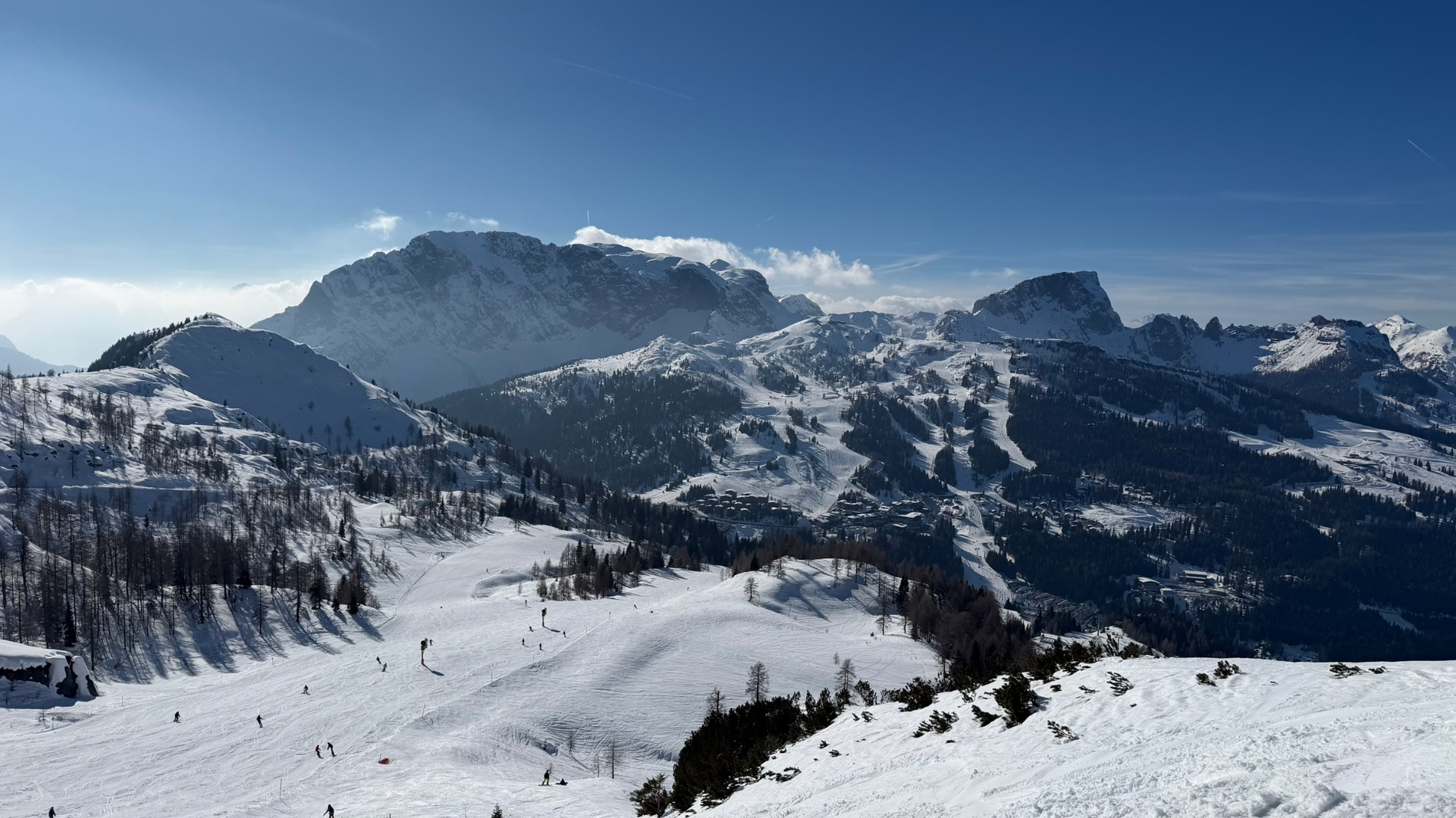 Skiërs op de piste in Nassfeld met gondelbaan