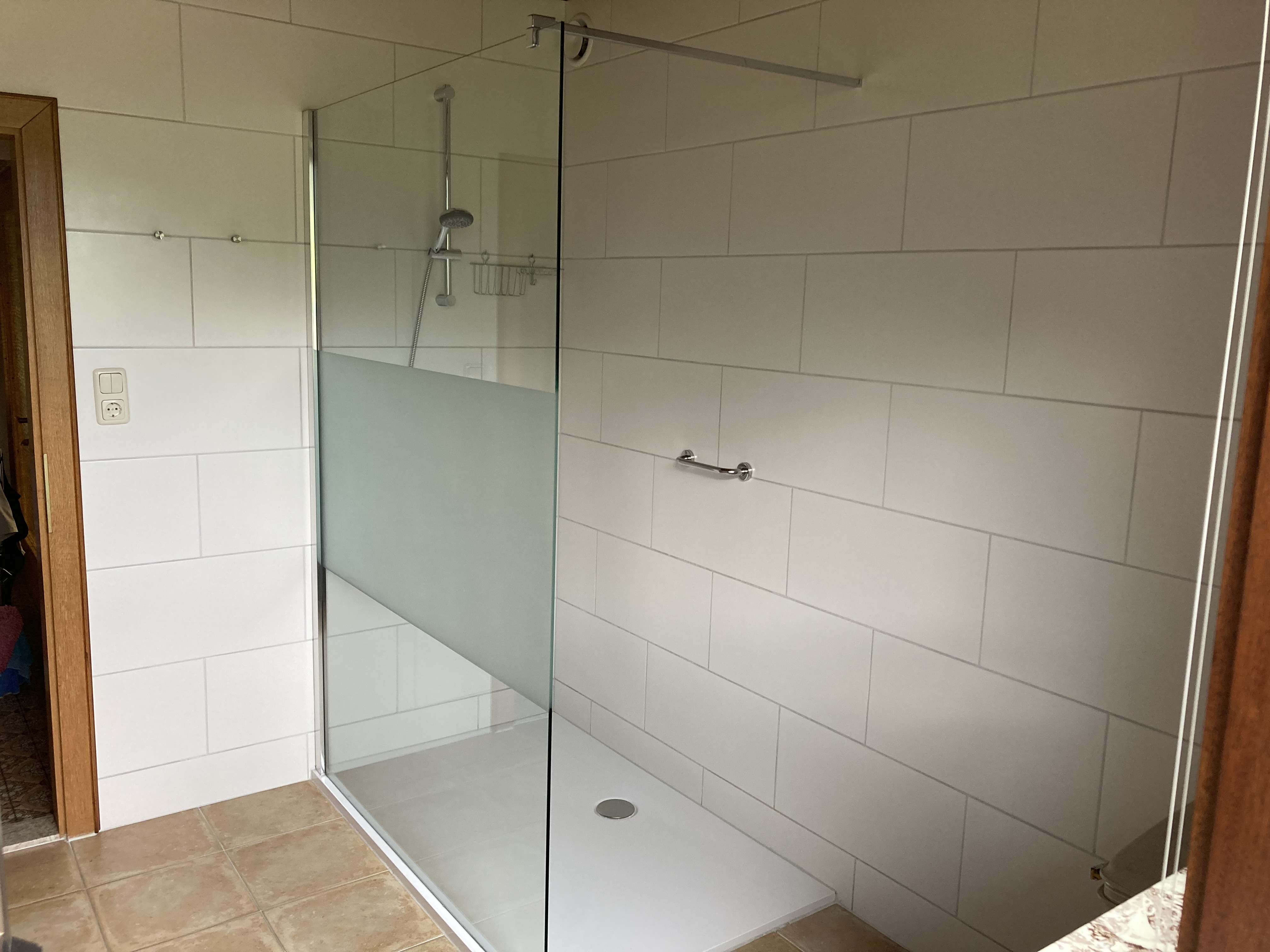 Badkamer beneden met inloopdouche