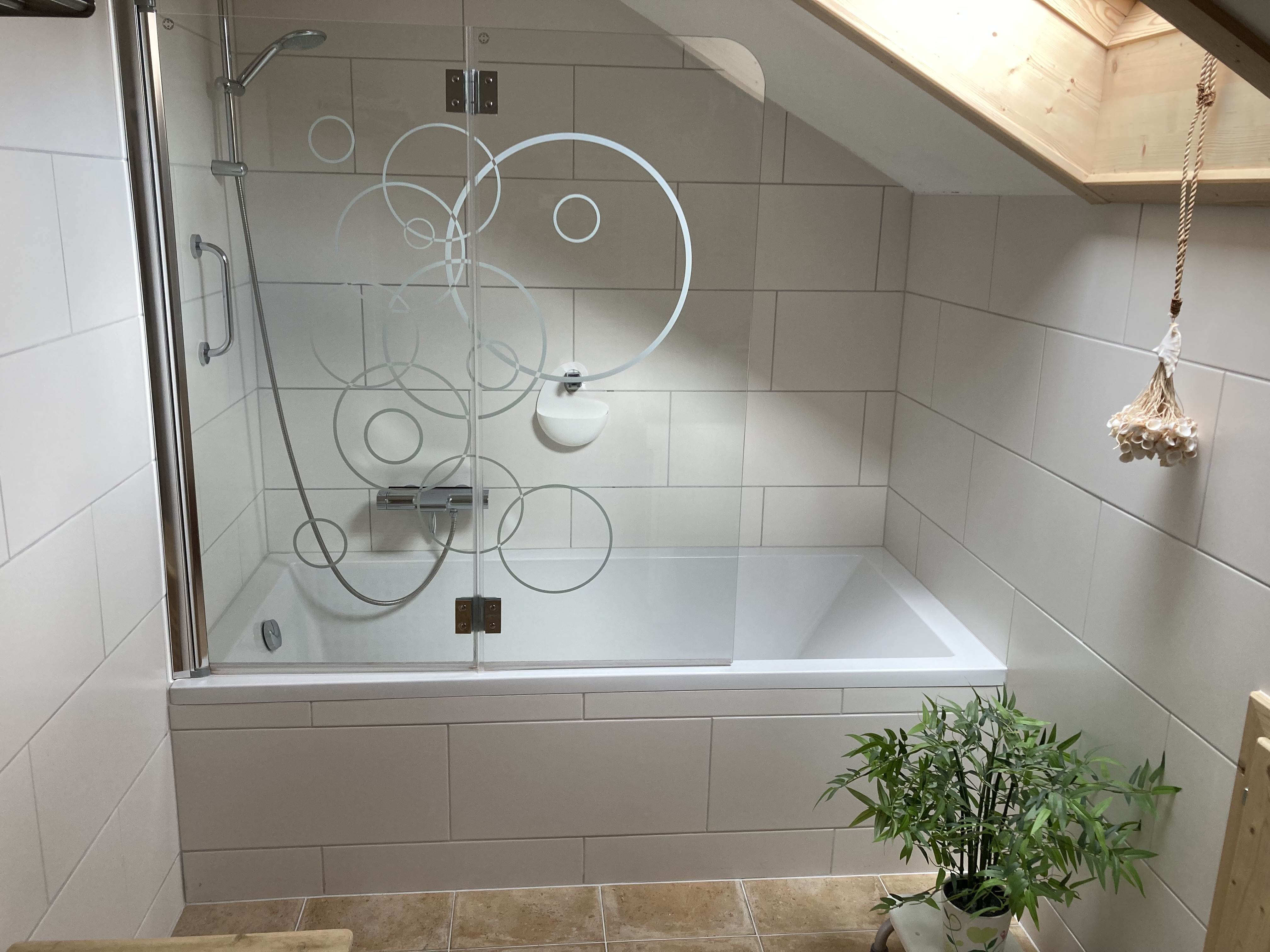 Badkamer boven met ligbad en douche