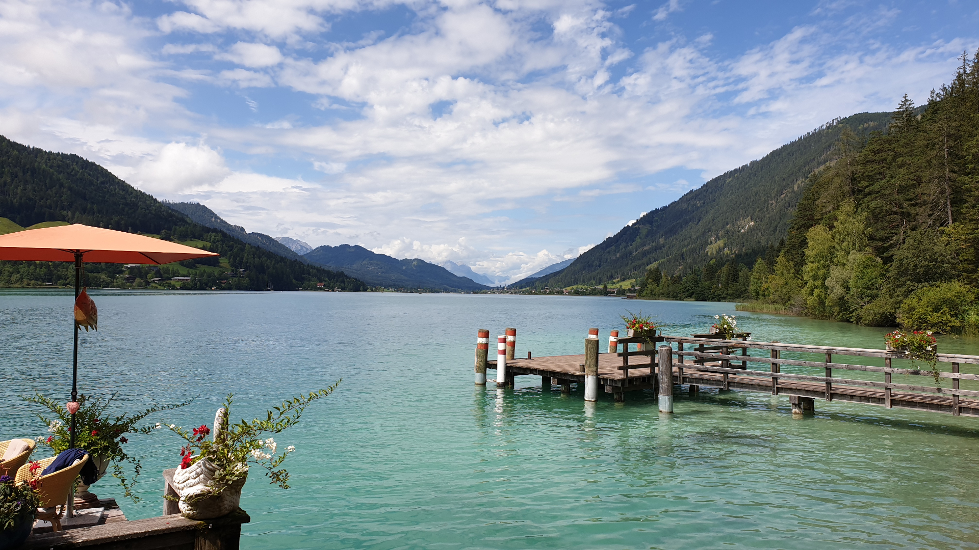 Zeilboot op de turquoise Weissensee